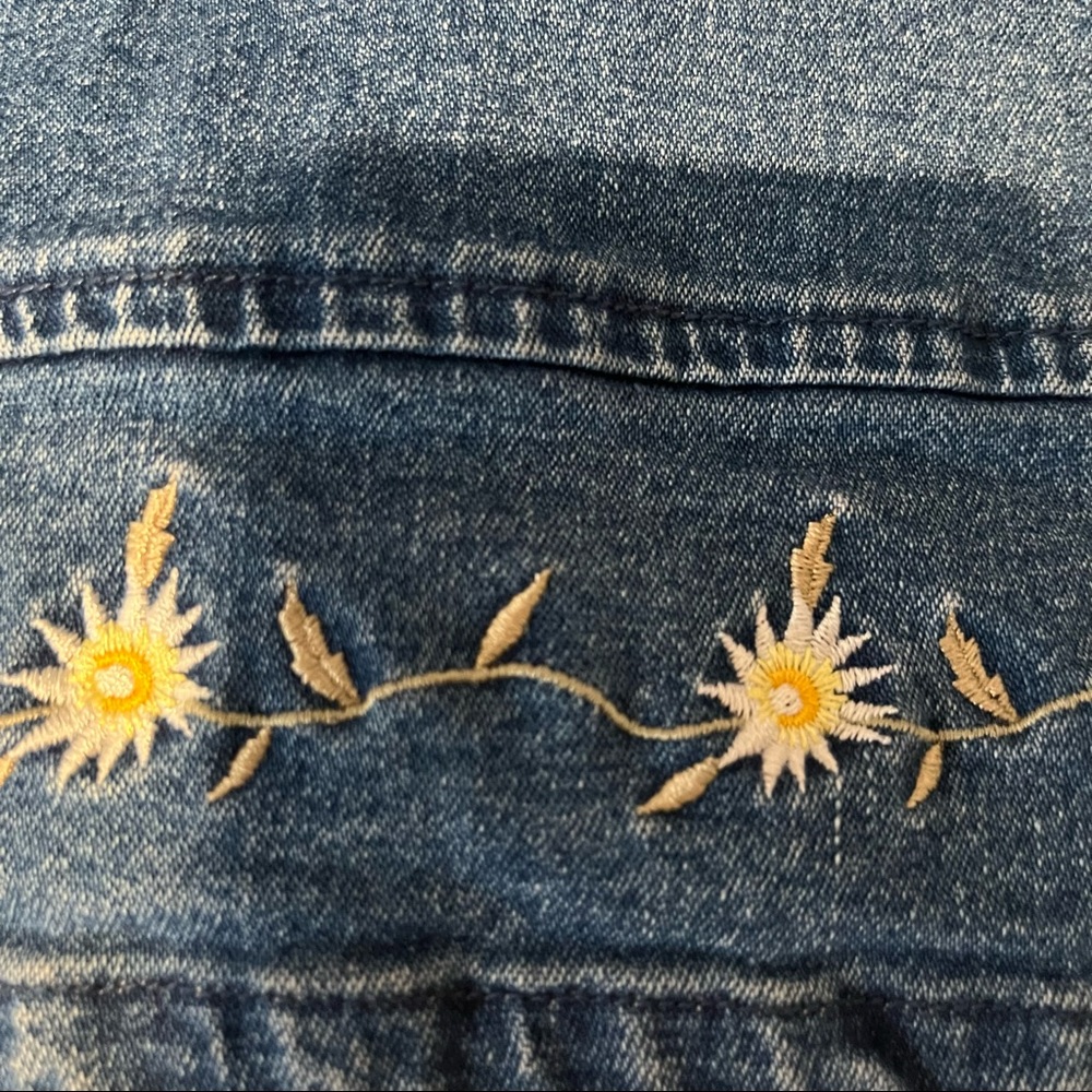 EUC Denim & Co high waist jean capris w flower embroidered detail at hem - Picture 4 of 7